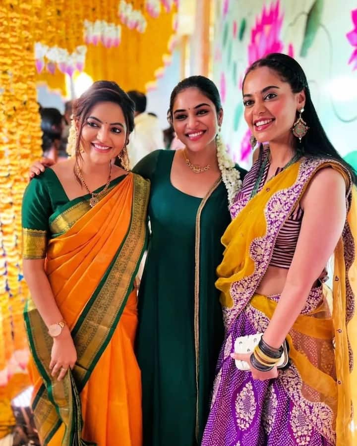 திருமணத்தில் நடிகைகள் இந்துஜா, பிந்து மாதவி மற்றும் அதுல்யா ரவி உள்ளிட்டோர் கலந்து கொண்டனர்