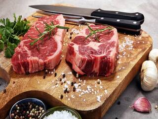 Red Meat : சிவப்பு இறைச்சிதான் ரொம்பப் பிடிக்குமா? சாப்பிடும் அளவு என்ன? நன்மை தீமைகள் என்ன?