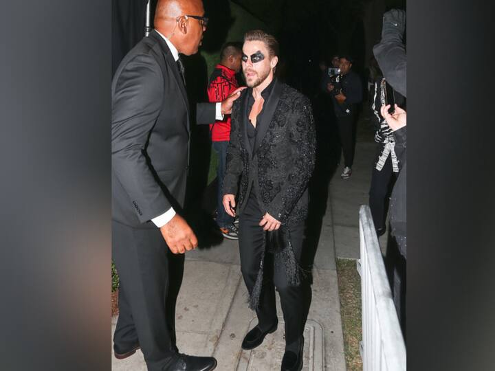 Derek Hough arrived at the part in a shiny black attire and completed his look with a unique eye make-up. (Image Source: Getty)