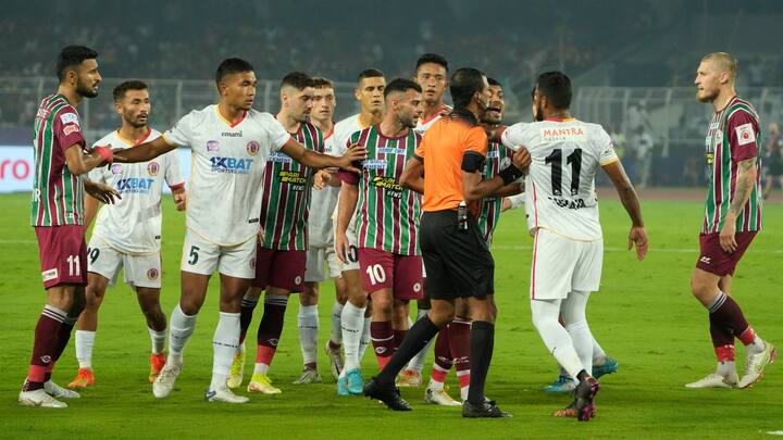 ডার্বির উত্তেজনা সবসময়ই আলাদা রকমের হয়। এই ম্যাচের তার ব্যতিক্রম হয়নি। খেলার মাঝে বারবারই হাতাহাতিতে জড়ান ২ দলের ফুটবলাররা।