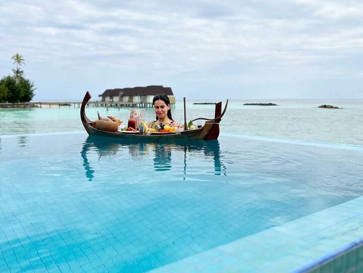 स्विमिंग पूल से बीच समुंदर का खूबसूरत नजारा पायल के इस हनीमून पीरियड को और भी ज्यादा रोमांटिक बना रहा है.