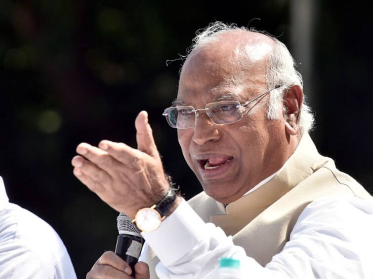 Mallikarjun Kharge demands Amit Shah statement on Parliament security breach Parliament Security Breach: பாதுகாப்பை விட முக்கியமானது எதாவது இருக்கின்றதா? அமித்ஷா பேசட்டும் - கடிதம் எழுதிய கார்கே