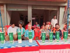 शराब की दुकान हटाने को लेकर बीजेपी पार्षद और लोगों ने खोला मोर्चा, मशाल थामकर कर रहे विरोध