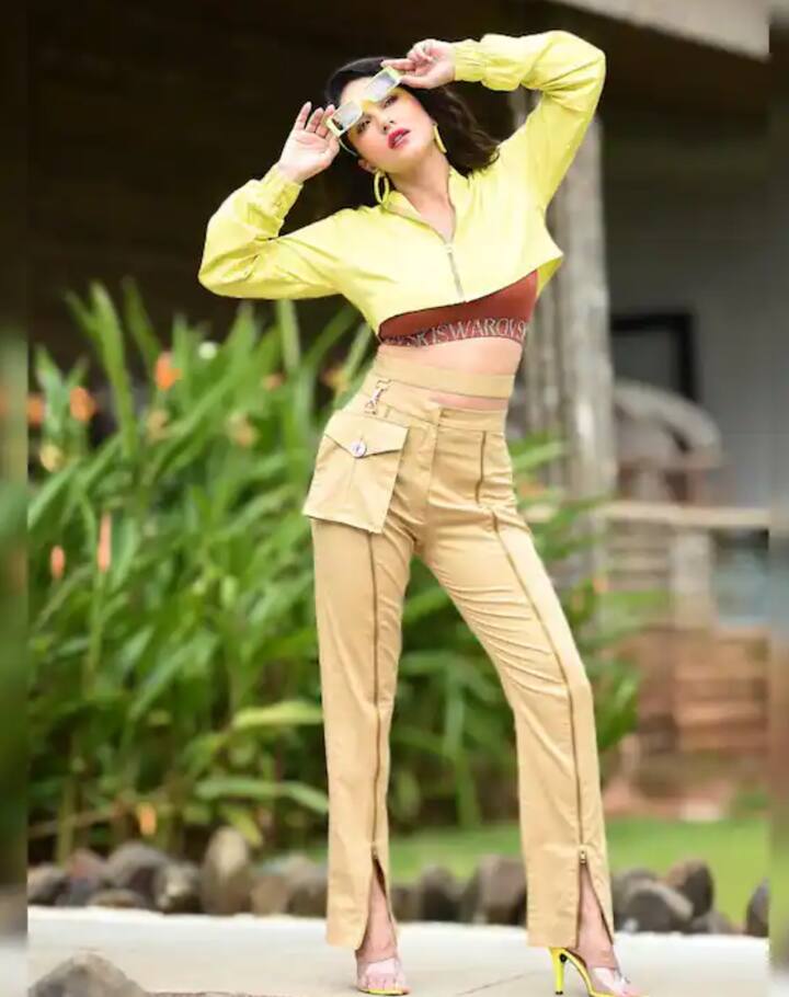 ਯਕੀਨ ਨਹੀਂ ਆਉਂਦਾ ਤਾਂ ਸੰਨੀ ਲਿਓਨ ਵੱਲੋਂ ਸ਼ੇਅਰ ਕੀਤੀ ਗਈ ਇਹ ਤਸਵੀਰ ਦੇਖੋ, ਜਿਸ 'ਚ ਅਦਾਕਾਰਾ ਦਾ ਅਨੋਖਾ ਅੰਦਾਜ਼ ਦੇਖਣ ਨੂੰ ਮਿਲੇਗਾ।