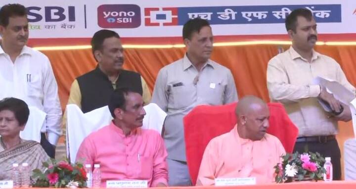 सीएम योगी ने आगे कहा, 'आस्था व्यक्तिगत विषय नहीं होती. यह पूरे लोक को साथ में लेकर चलने वाला पर्व है. प्रकृति के देवता सूर्य की पूजा की जाती है. बिना सूर्य के दुनिया की कल्पना नहीं की जा सकती