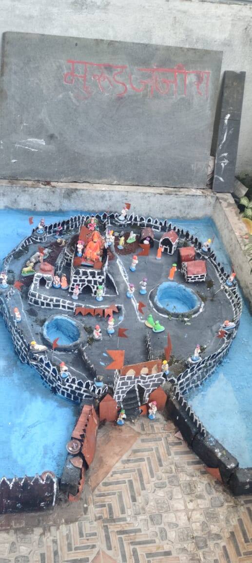 बार्शीत किल्ले बांधणी स्पर्धेला चिमुकल्यांचा उत्स्फूर्त प्रतिसाद!