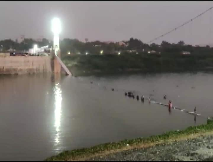 Morbi Bridge Collapses: माच्छू नदी पर नवनिर्मित केबल पुल को अभी तीन दिन पहले ही खोला गया था. हादसे के वक्त सैकड़ों लोग छठ का त्योहार मना रहे थे.