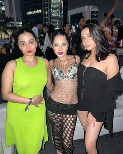 Uorfi Javed Pics: बहनों संग उर्फी जावेद की Rooftop पार्टी, जालीदार कपड़ों में फिर बनीं कैमरे का फोकस