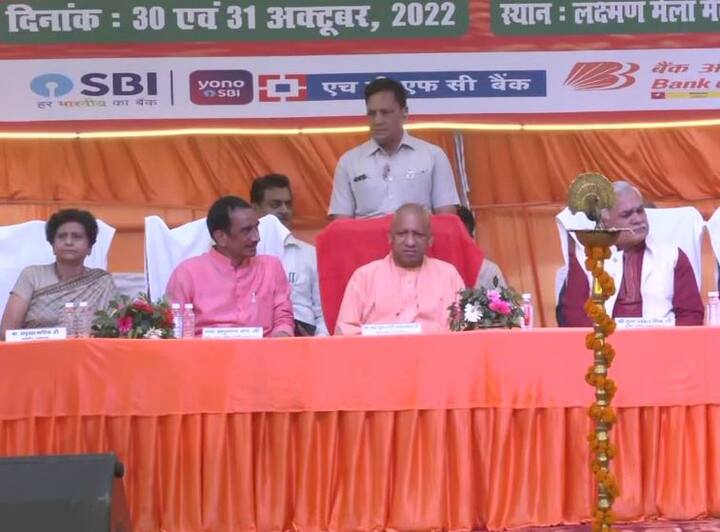 सीएम योगी ने कहा, 'पर्व और त्योहार का महत्व ही सामूहिकता का दर्शन है, हम सब मिलकर प्रकृति के प्रति, स्वच्छता के प्रति और लोक आस्था के प्रति इस समर्पित भाव के साथ काम कर रहे हैं, उसका एक आदर्श उदाहरण छठ जैसे पर्व होते हैं.