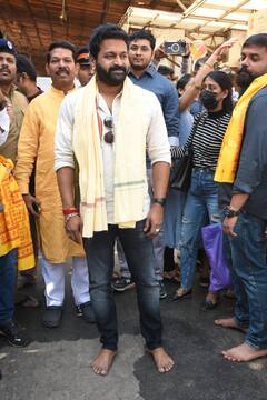 Kantara के विवादों के बीच सिद्धि विनायक मंदिर पहुंची फिल्म की स्टारकास्ट, देखें तस्वीरें