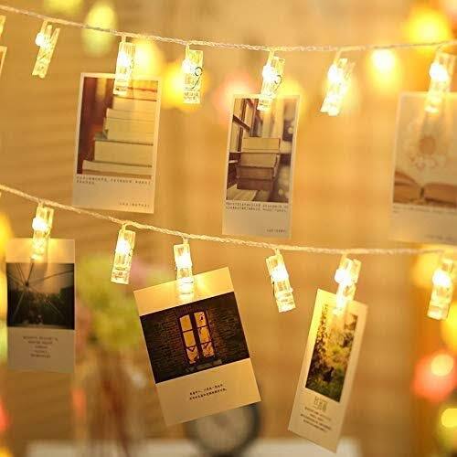 LED Photo Clip Lights: अगर आप पढ़ाई के लिए अपने घर से दूर रहे हैं तो आप घर की कमी को पूरा करने के लिए अपने रूम में अपने परिवार की तस्‍वीर सजा सकते हैं, जिसके लिए आप LED फोटो क्लिप का इस्‍तेमाल कर सकते हैं. यह आपके रूम को सुंदर भी बना देंगी.
