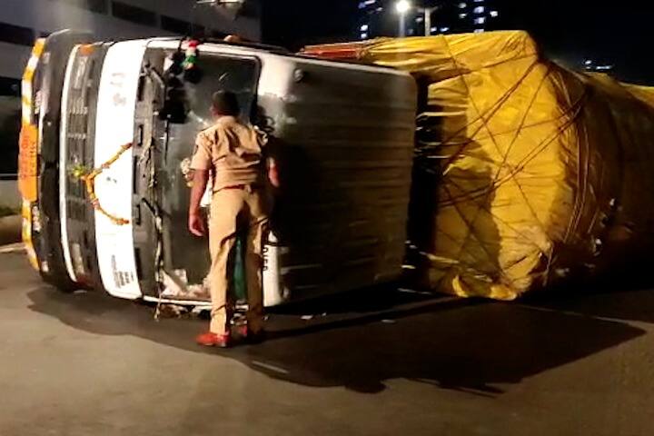 Mumbai Lalbag Truck Accident : मुंबईतील लालबाग परिसरात भीषण अपघात झालाय. मुंबईत लालबागमधील उड्डाणपुलावर मध्यरात्री भरधाव जाणाऱ्या ट्रकला अपघात झाला.