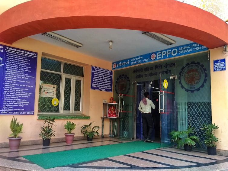 EPFO Rules: If you 10 years job in private sector govt provides this service EPFO Rules: જો તમે 10 વર્ષ સુધી કરી છે પ્રાઇવેટ જોબ, તો સરકાર તરફથી મળશે આ સુવિધા, જાણો શું છે પ્લાન