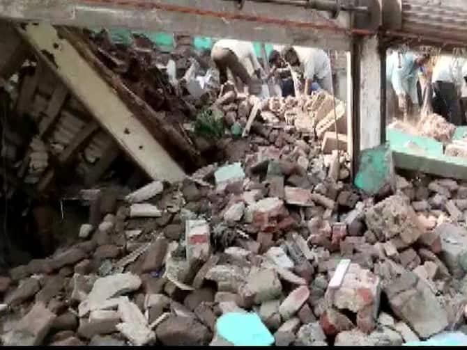 Maharashtra People Dead Injured Old Two-Storey Building Collapses Amravati  Police Rescue Work