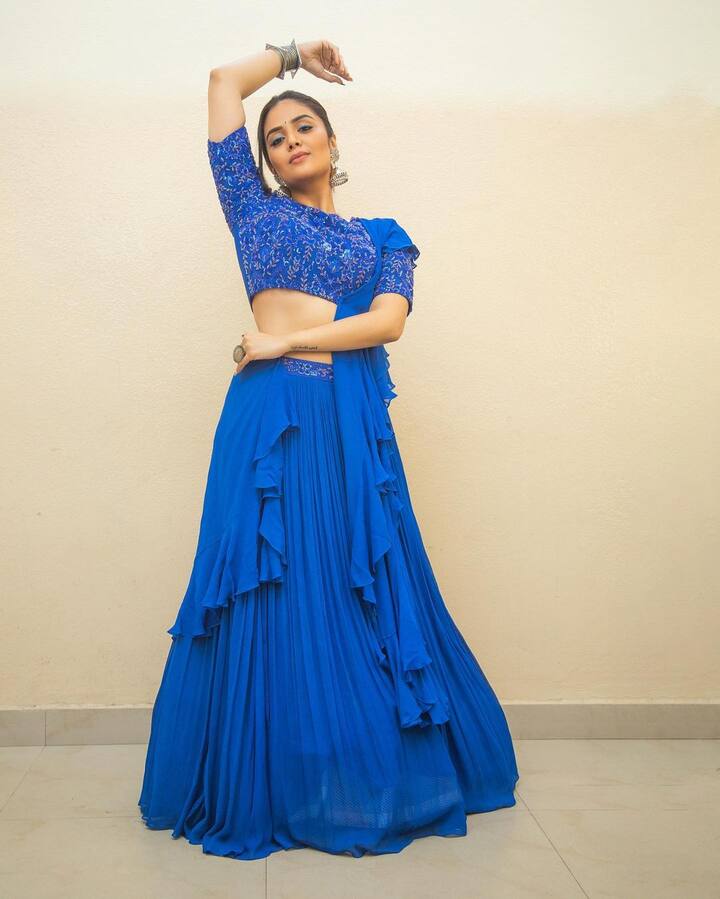'జులాయి' సినిమాతో సినీ రంగ ప్రవేశం. Photo Credit@sreemukhi/instagram