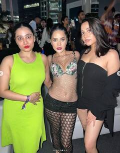 Urfi Javed Pics: બહેનો સાથે ઉર્ફી જાવેદે કરી Rooftop પાર્ટી, જાળીદાર કપડામાં ફરી બની કેમેરાનું ફોક્સ