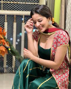 Monalisa Photos: एथनिक ड्रेस में मोनालिसा ने दिए किलर पोज, देखें एक्ट्रेस का इठलाता अंदाज