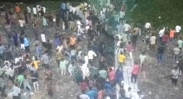 গুজরাতের মাচ্ছু নদীর ওপর সেতু দুর্ঘটনা নিয়ে উদ্বেগ প্রকাশ মুখ্যমন্ত্রী ভূপেন্দ্র পটেলের। টুইটার হ্যান্ডলে তিনি লিখেছেন, মোরবিতে ঝুলন্ত সেতু দুর্ঘটনায় গভীরভাবে মর্মাহত। ত্রাণ ও উদ্ধার অভিযান চলছে। আহতদের চিকিৎসার ব্যবস্থা করতে নির্দেশ দেওয়া হয়েছে। এ ব্যাপারে জেলা প্রশাসনের সঙ্গে যোগাযোগ রাখছি।