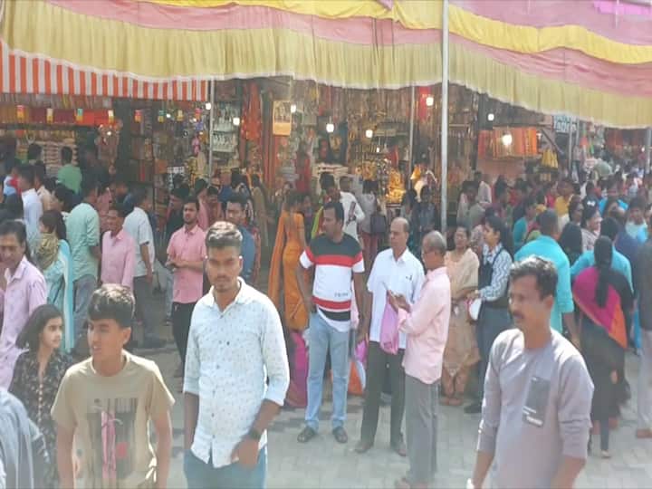 दिवाळीचा सण नुकताच पार पडला. दिवाळीनंतर भाविक वेगवेगळ्या धार्मिक स्थळी दर्शन घेताना पाहायला मिळतायत.