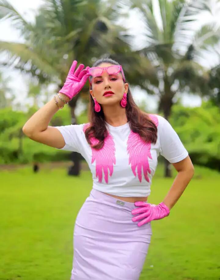 ਜਿਸ ਤਰ੍ਹਾਂ ਸੰਨੀ ਨੇ ਇਸ ਪਹਿਰਾਵੇ ਨਾਲ ਗੁਲਾਬੀ ਦਸਤਾਨੇ ਪਹਿਨੇ ਹਨ, ਉਸ ਨੂੰ ਦੇਖ ਕੇ ਪ੍ਰਸ਼ੰਸਕਾਂ ਨੂੰ ਉਰਫੀ ਦੀ ਯਾਦ ਆ ਗਈ।