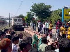 राजस्थान: निरीक्षण के लिए पहुंचे कोटा मंडल रेल प्रबंधक से मिलने की मांग करने लगे लोग, रेलवे ट्रैक किया जाम