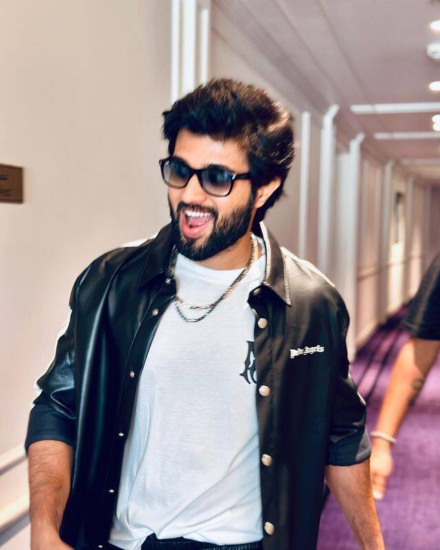 ఇదిలా ఉండగా.. రీసెంట్ గా ఈ హీరో సోషల్ మీడియాలో కొన్ని ఫొటోలను షేర్ చేశారు. (Photo Courtesy: Vijay Devarakonda Instagram)