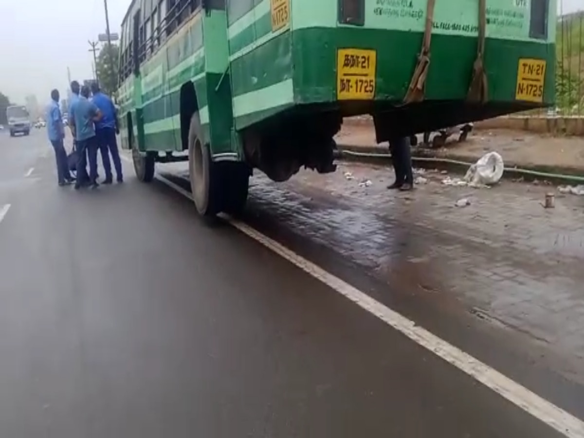 Bus Accident : அய்யய்யோ..! பஸ்ல இருந்த டயரை காணோம்.. நடுரோட்டில் சாய்ந்த அரசுப்பேருந்து..!