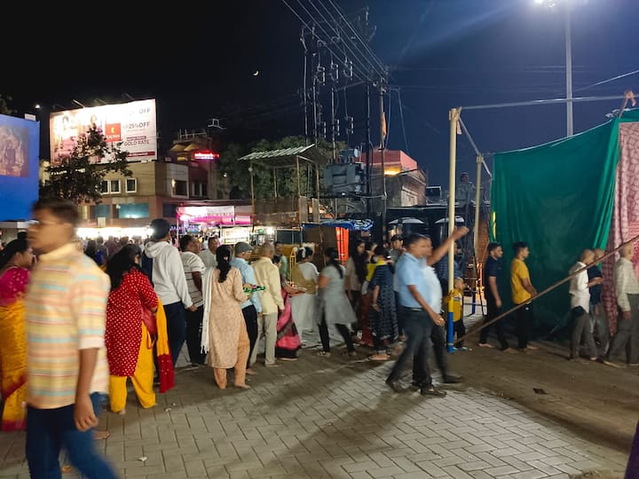 गर्दी वाढल्याने काही पर्यटकांना राहण्यासाठी खोली मिळणे कठीण झाले होते.