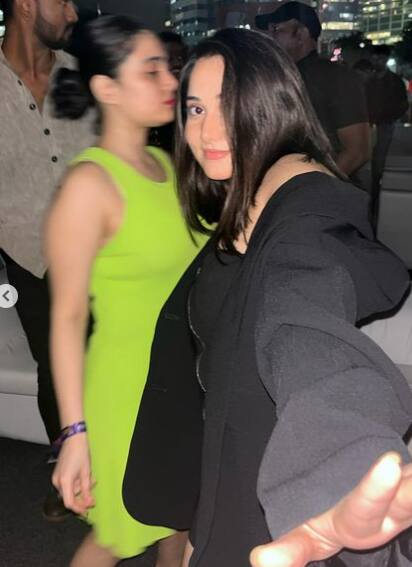 इस दौरान उनकी एक और बहन उरुसा ने लेमन ग्रीन कलर का वन पीस पहना हुआ है. तस्वीरों में दिख रही जावेद सिस्टर्स की यारी सोशल मीडिया पर छाई हुई है