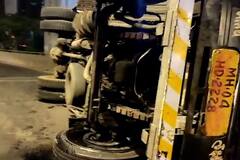Lalbaug Truck Accident : लालबागमध्ये भीषण अपघात; उड्डाणपुलावर ट्रक उलटला