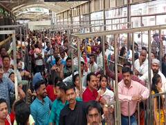 Shirdi : शिर्डी दिवाळी सुट्टीच्या पहिल्या विकेंडला साई दर्शनासाठी गर्दी