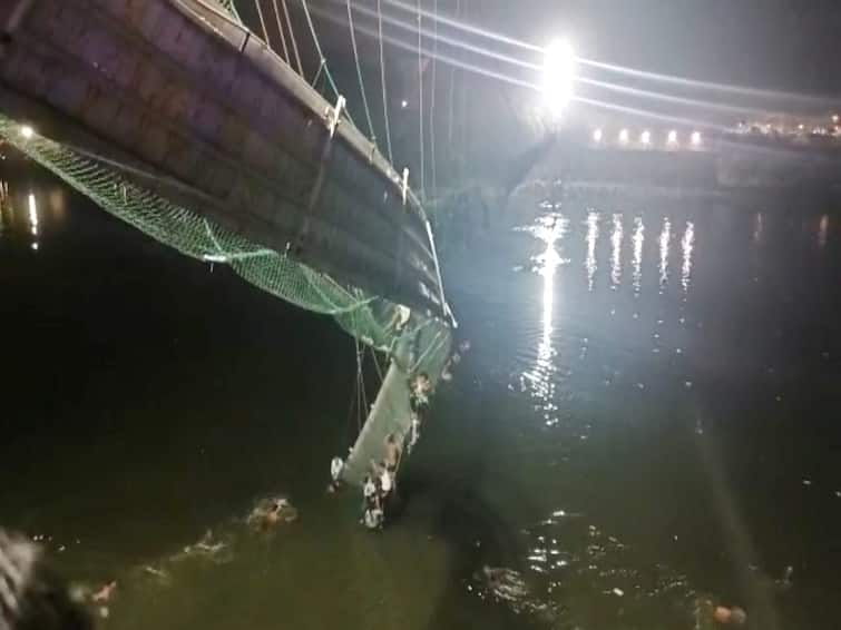 Morbi Cable Bridge Collapses: After Morbi Bridge Accident, People Saved Lives By Swimming From The River, Watch Video Morbi Cable Bridge Collapses: મોરબી બ્રિજ અકસ્માત બાદ લોકોએ નદીમાંથી તરીને જીવ બચાવ્યો, જુઓ વીડિયો