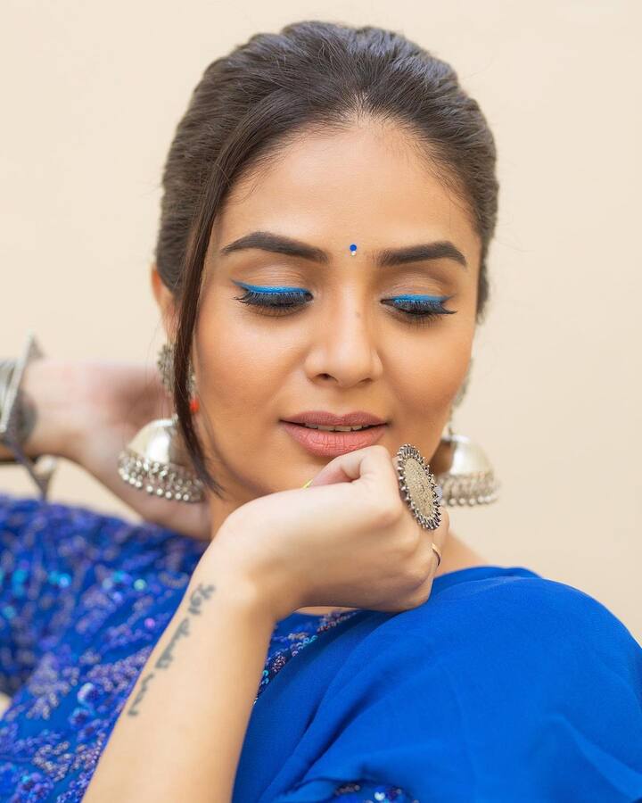 యాంకర్ గా పలు డిఫరెండ్ ప్రోగ్రామ్ లు చేస్తోన్న శ్రీముఖి. Photo Credit@sreemukhi/instagram