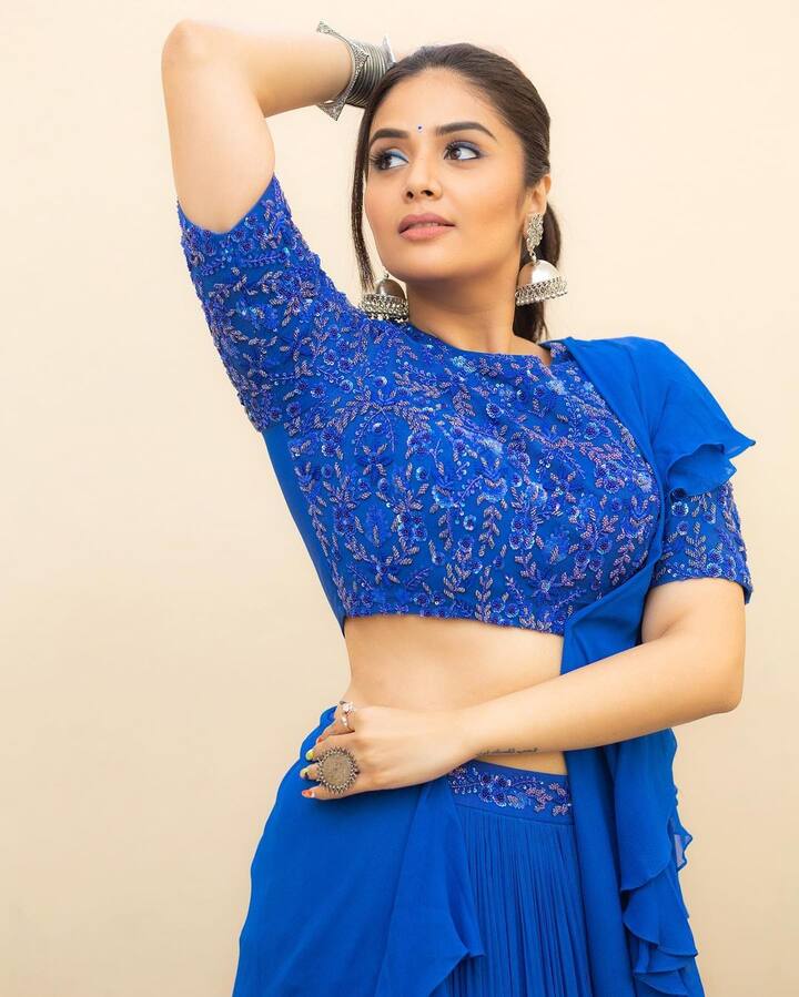 టీవీ ప్రోగ్రాం లతో పాటు సినిమాల్లోనూ యాక్టింగ్. Photo Credit@sreemukhi/instagram