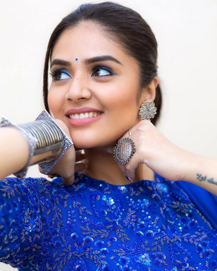 'ప్రేమ ఇష్క్ కాదల్' సినిమాతో కథానాయికగా. Photo Credit@sreemukhi/instagram