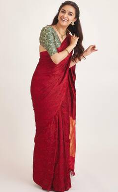 Keerthy Suresh: சிவப்பு நிற புடவையில் போட்டோஷூட் செய்த நடிகை கீர்த்தி சுரேஷ் !