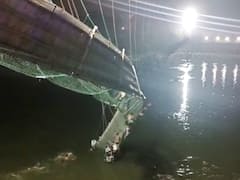 Morbi Cable Bridge: गुजरात के मोरबी में टूटा केबल पुल, 80 से ज्यादा की मौत, देखें घटना की दर्दनाक तस्वीरें