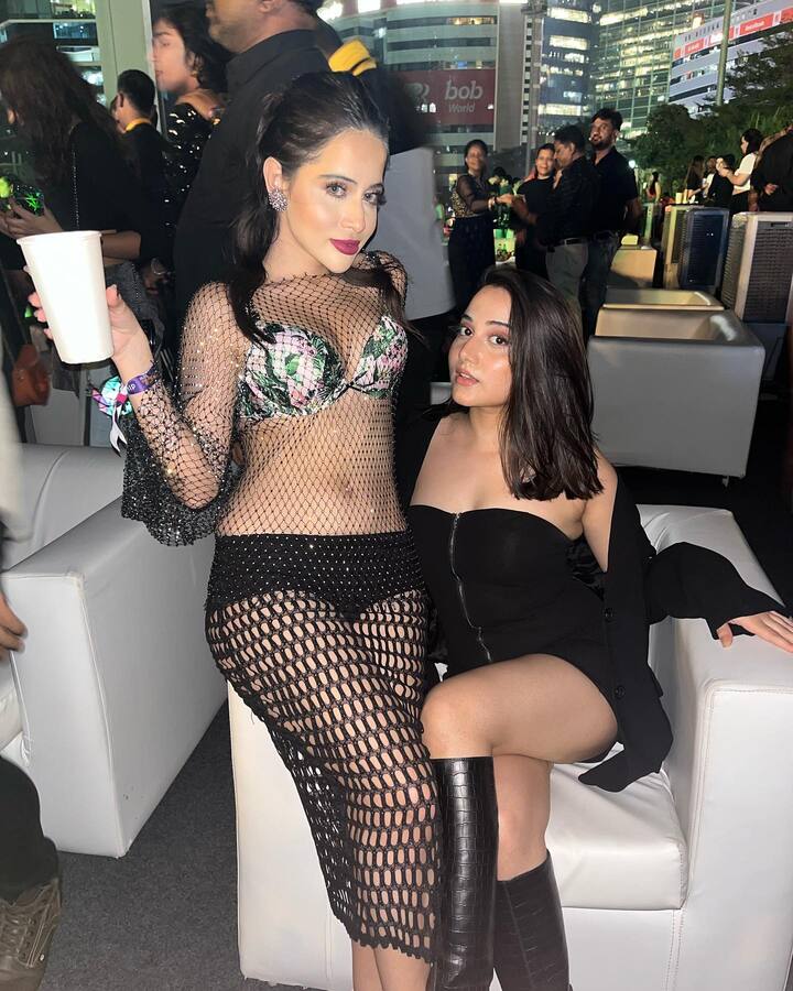 उर्फी जावेद ने अपनी दो बहनों उरुसा जावेद और अस्फी जावेद के साथ इस रूफटॉप पार्टी को एन्जॉय किया.