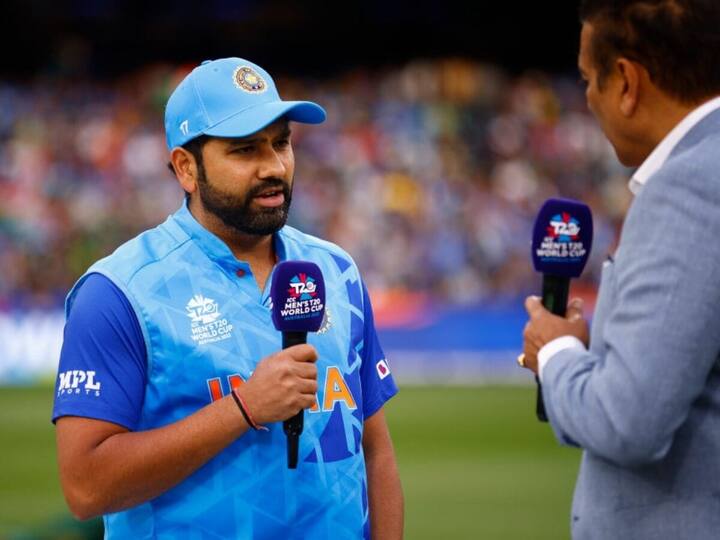 টস জিতে প্রথমে ব্যাটিংয়ের সিদ্ধান্ত নিয়েছিলেন রোহিত শর্মা। কিন্তু টপ অর্ডারে রোহিত, বিরাট, রাহুলরা কেউই রান পাননি।