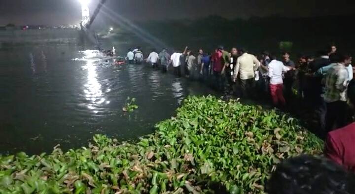 মেরামতির ৪ দিনের মধ্যেই গুজরাতের মোরবিতে ভেঙে পড়ল ব্রিজ। সন্ধে ৬.৩০টা নাগাদ ১৫০ জনকে নিয়ে মাচ্ছু নদীতে ভেঙে পড়ে কেবল ব্রিজ।