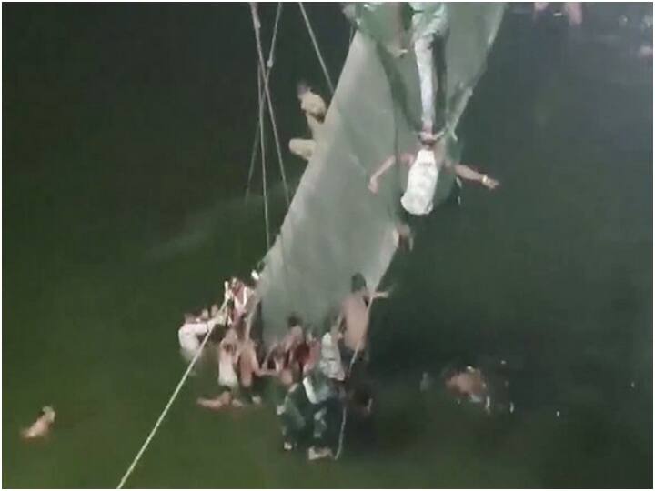 People Swim To Safety After Gujarat Cable Bridge Collapse Watch Video Morbi Cable Bridge Collapses: મોરબી ઝૂલતો પુલ તૂટ્યા બાદ નદીમાંથી તરીને લોકોએ જીવ બચાવ્યો, જુઓ Video