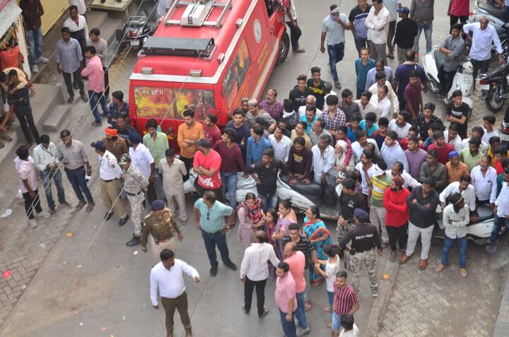 इमारत खूप जुनी आणि जीर्ण झाली होती. महानगरपालिका प्रशासनाने चार वेळा नोटीस बजावली. वरचा मजला ज्याठिकाणी लॉज होता, तो बंद करण्यात आला होता. पण खालच्या मजल्यावर तीन दुकानं सुरू होती. ( छायाचित्र सौजन्य - अक्षय नागापुरे, अमरावती)