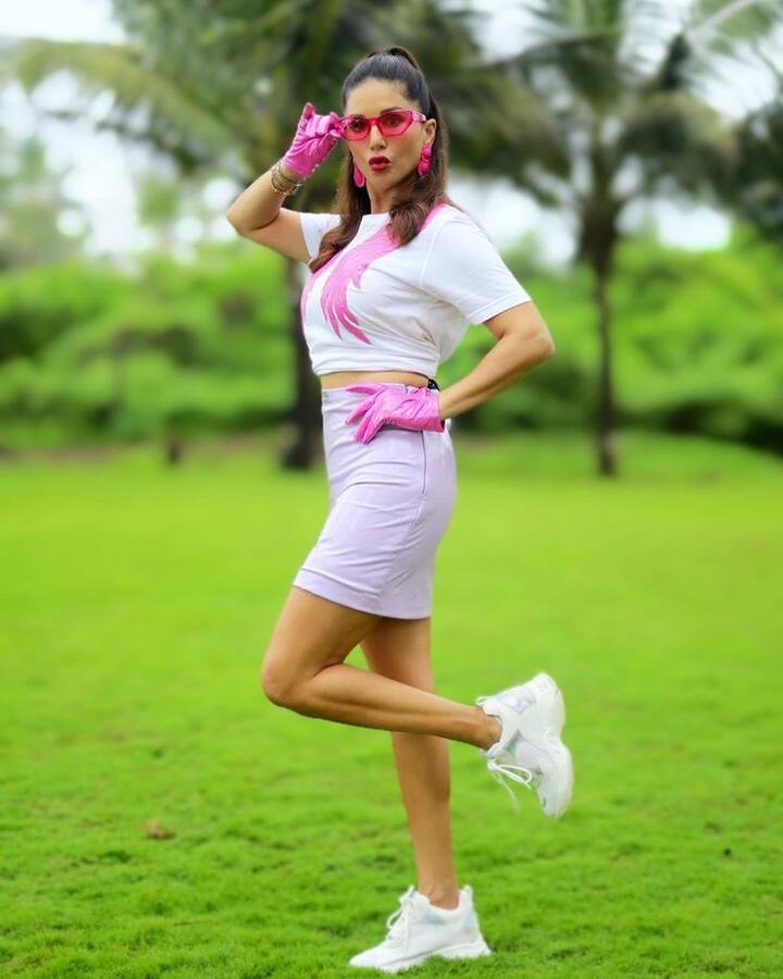 સનીએ જે રીતે આ આઉટફિટ સાથે પિંક ગ્લોવ્ઝ પહેર્યા છે તે જોઈને ચાહકોને ઉર્ફી યાદ આવી ગઈ.
