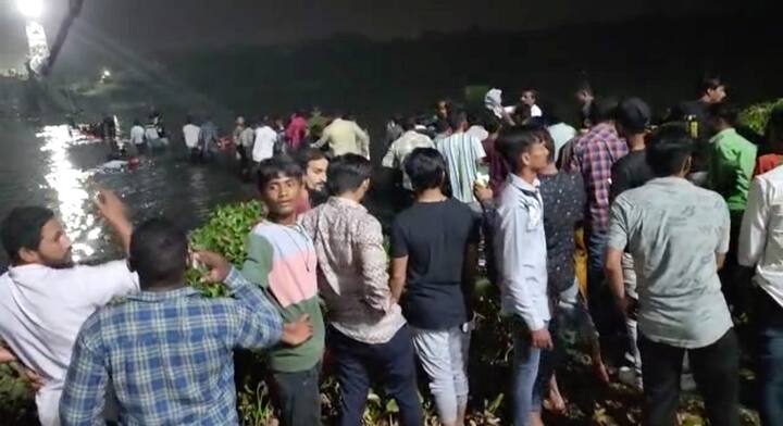 কার গাফিলতিতে ব্রিজ বিপর্যয়? উঠছে প্রশ্ন।  মেরামতির ৪ দিনের মধ্যেই গুজরাতের মোরবিতে ভেঙে পড়ল ব্রিজ। মেরামতির পর পুরসভার ফিটনেস সার্টিফিকেট ছাড়াই খোলা হয় ব্রিজ। ফিটনেস সার্টিফিকেট ছাড়াই কার নির্দেশে খোলা হয় ব্রিজ? প্রশ্ন বাসিন্দাদের।