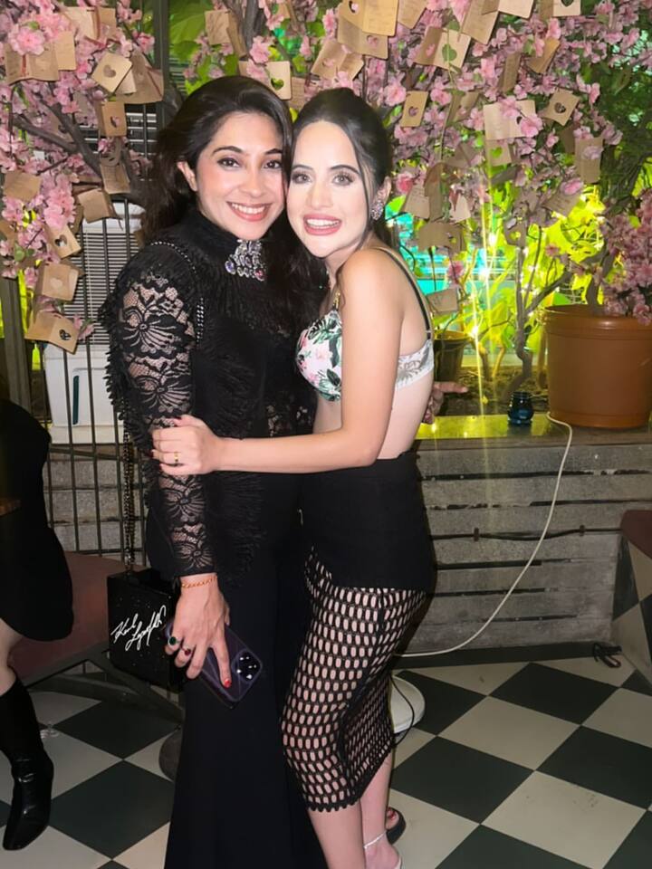 सोशल मीडिया सेंसेशन उर्फी जावेद (Uorfi Javed) अक्सर अपने आउटफिट के साथ एक्सपेरिमेंट्स को लेकर चर्चा में रहती हैं. अक्सर उनके अनोखे और ऊटपटांग अंदाज की झलकें इंटरनेट पर छाई रहती हैं. एक बार फिर उन्हें रिवीलिंग आउटफिट में लोगों का ध्यान खींचते देखा गया है. इस बार उनकी बहनें भी साथ दिखी हैं.