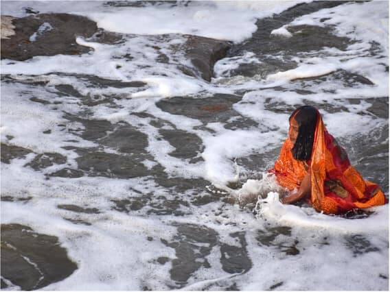 દિલ્હી એનસીઆરના નોઈડામાં છઠ પૂજાના પહેલા દિવસે મોટી સંખ્યામાં ભક્તો પૂજા કરતા જોવા મળ્યા હતા.