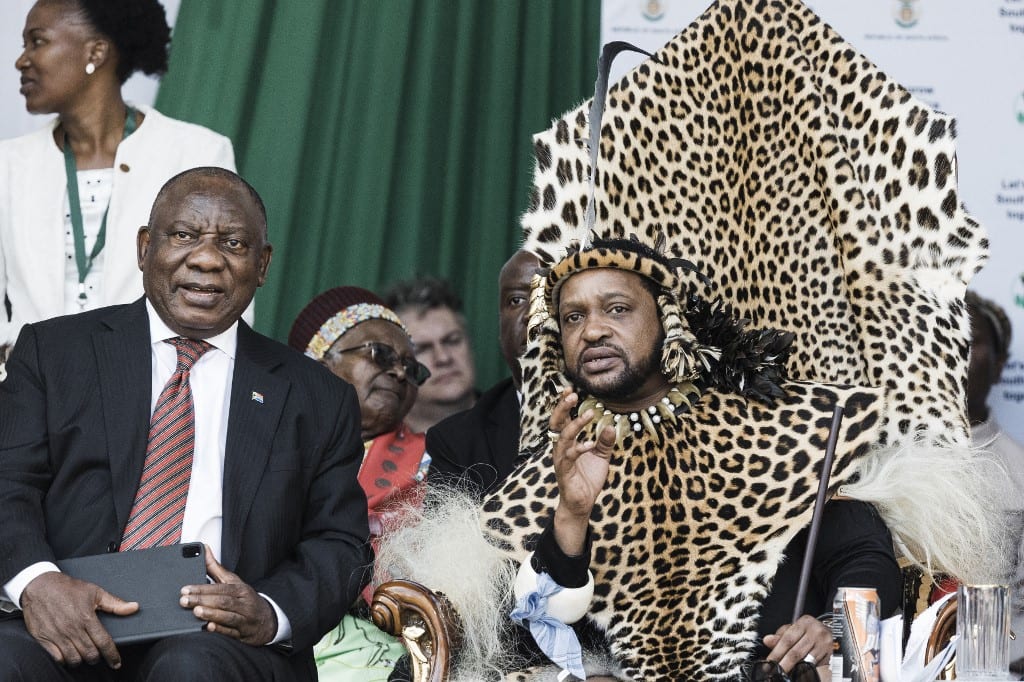 जुलू के राजा का सिंहासन विवादों में फंसा, भारतवंशी कारपेंटर ने ऑर्डर रोका