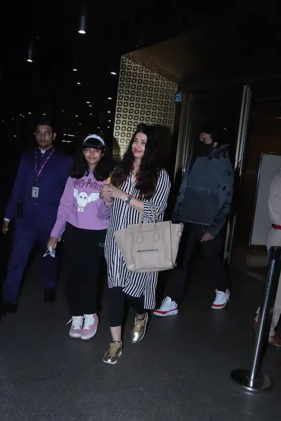 ਐਸ਼ਵਰਿਆ ਰਾਏ ਦੇ ਲੁੱਕ ਦੀ ਗੱਲ ਕਰੀਏ ਤਾਂ ਉਹ ਇਸ ਦੌਰਾਨ ਬਲੈਕ ਐਂਡ ਵ੍ਹਾਈਟ ਸਟ੍ਰਿਪਡ ਕੁੜਤੇ ਅਤੇ ਬਲੈਕ ਟਰਾਊਜ਼ਰ 'ਚ ਕਾਫੀ ਸਿੰਪਲ ਅਤੇ ਸੋਬਰ ਲੱਗ ਰਹੀ ਸੀ।