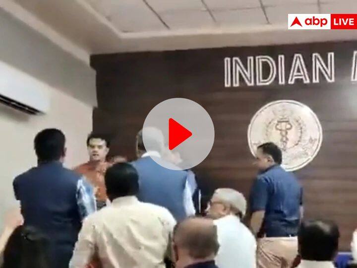 Jabalpur fight after controversy erupted in IMA meeting over headquarter shifting issue ANN Watch: जबलपुर में डॉक्टरों के बीच विवाद में जमकर चले थप्पड़ और घूंसे, सामने आया मारपीट का वीडियो