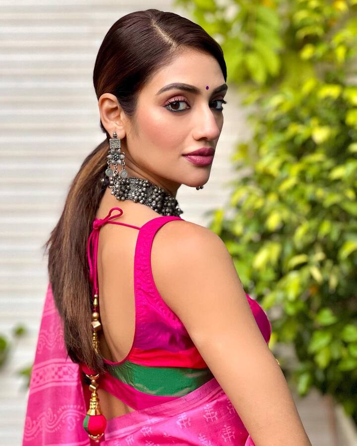 बंगाली ब्यूटी नुसरत (Actress Nusrat Jahan) की सोशल मीडिया पर जबरदस्त फैन-फॉलोइंग है. एक्ट्रेस मैरिड लाइफ और पॉलिटिकल करियर को लेकर काफी विवादों में भी रही हैं.
